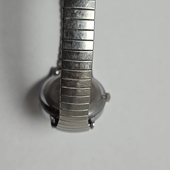 Womens Vintage Timex 22mm Watch Silver Tone Round Stretch Band New Battery - Picture 10 of 12